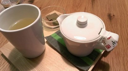主要的茶具組，每款茶都附有手工餅乾