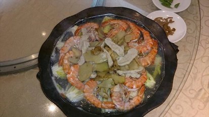 陶盤枸杞大蝦:這蝦真的很大隻，沒問店家是何蝦種，