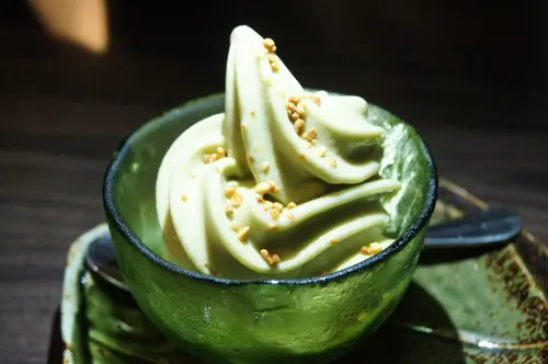 随餐附送饮料,还有点心唷~ 静冈抹茶霜淇淋