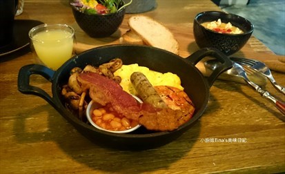 脆煎培根、維也納香腸、香草奶油炒菌菇、嫩炒蛋、烤番茄、