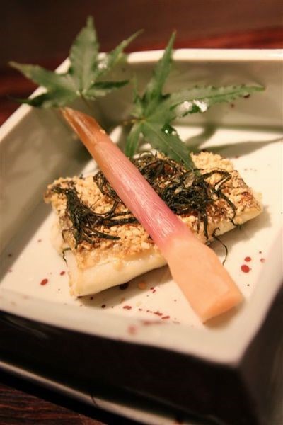 搭配照烧酱汁,连我老公也忍不住来抢食 鲔鱼肚左上角那块是它的油花