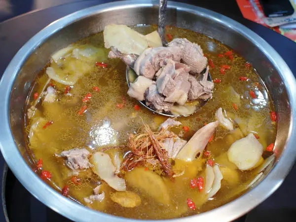 丞食桃园- 爆汁瓮窑鸡! 脸盆姜母鸭火锅围炉推荐! 台湾番鸭牧场富国店