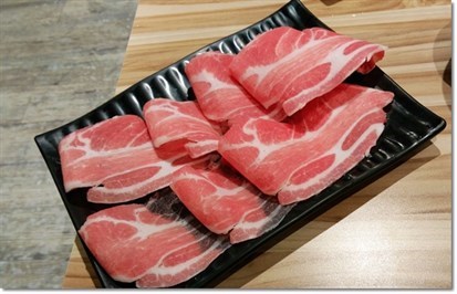 「 $30的好肉:prime嫩肩梅花牛肉」,光看到肉片上分布的油脂,就令人