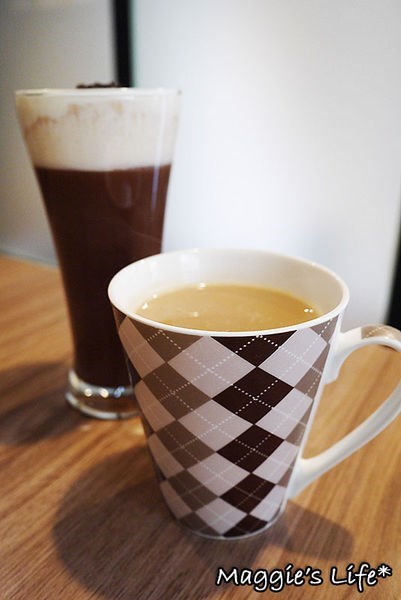 里面的鲜奶茶真有颇明显的苹果香味,茶味颇浓,用的也是鲜奶调制,意外