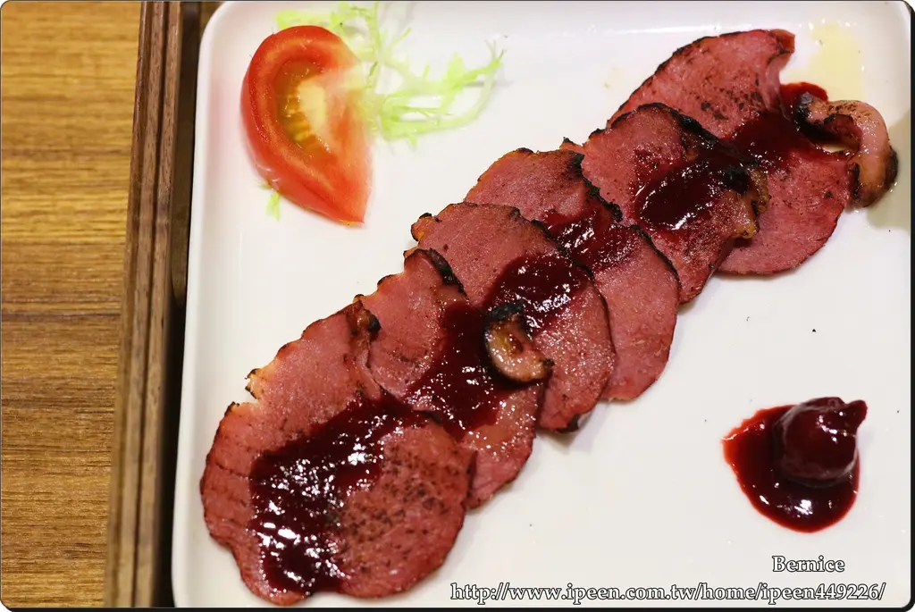 生菜沙拉和4片全麦面包                 味道微咸的烟熏鸭胸切片