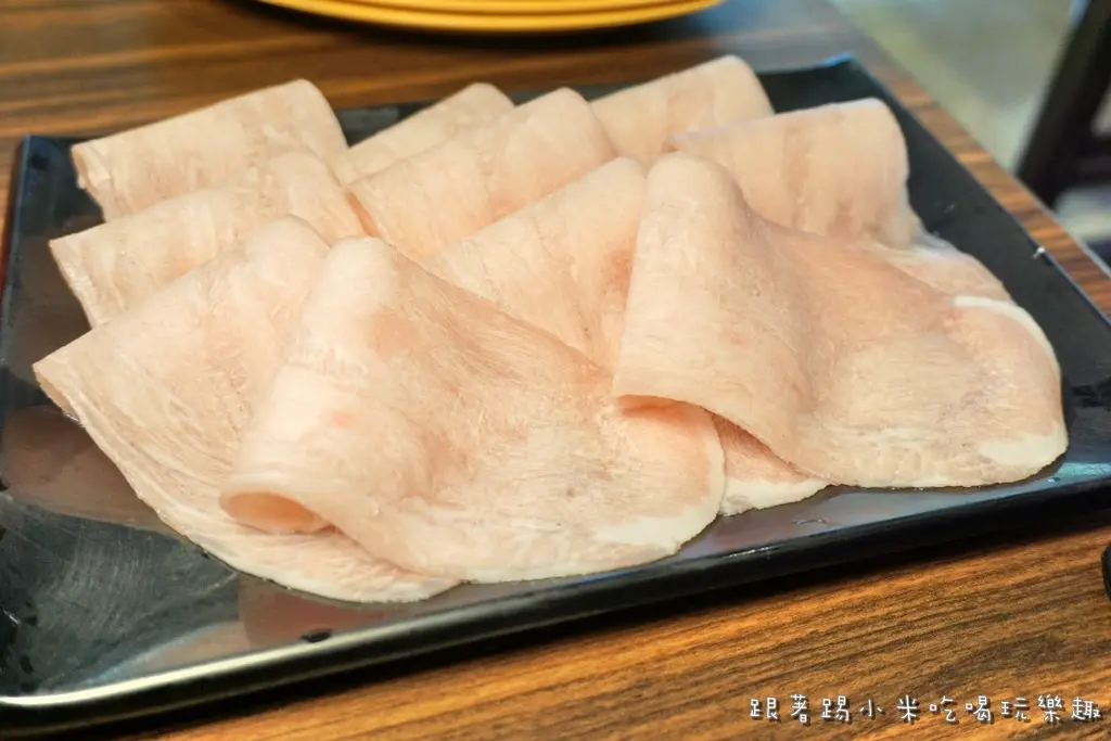 快比小米的脸大了~  松板猪小盘200元, 肉质有爽脆