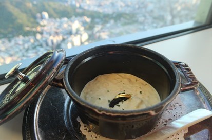 金箔‧布列塔尼鮮奶油‧蟹肉。布列塔尼鮮奶油口感柔順，像濃湯般順口，品嚐時可吃到蟹肉O的口感，蟹肉已事先伴入奶油中。