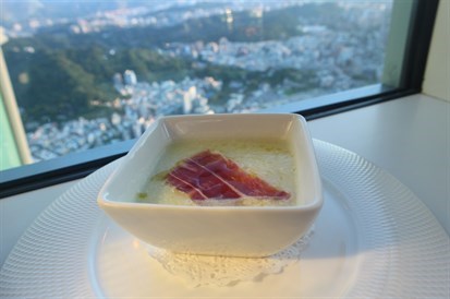 西班牙火腿‧哈密夾冷湯。義式經典的開胃菜，口感爽口清涼，很適合炎熱夏天品嚐的冷湯。